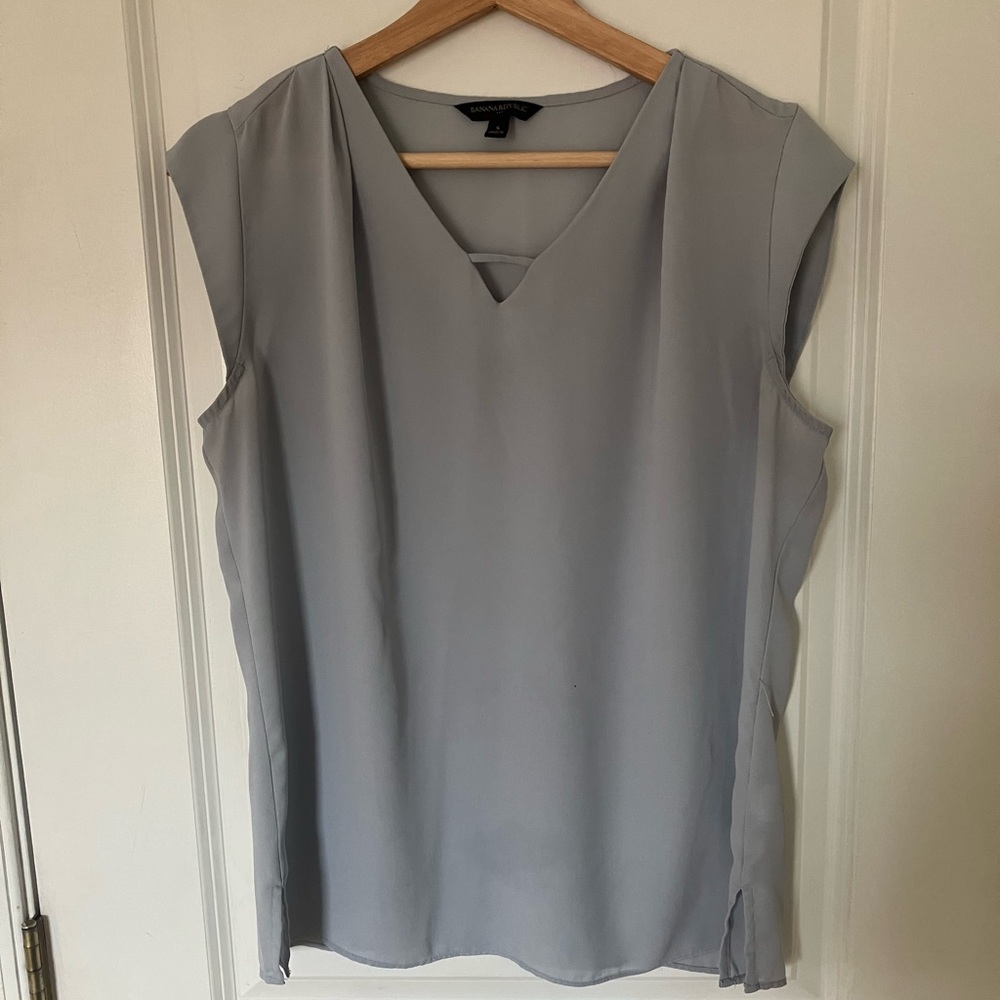 Banana Republic Light Gray Sleeveless V-Neck Blouse